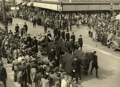 97881 Afbeelding van de begrafenisstoet met de lijkwagen van de wachtmeester van de W.A. (Weerafdeling) Jac. Janse in ...